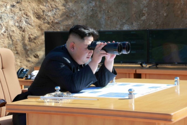 O ditador da Coréia do Norte, Kim Jong-Un, observa o lançamento do míssil balístico Hwasong-14 (KCNA/via REUTERS)