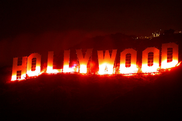 Letreiro de Hollywood iluminado à noite (Hector Mata/AFP/Getty Images)