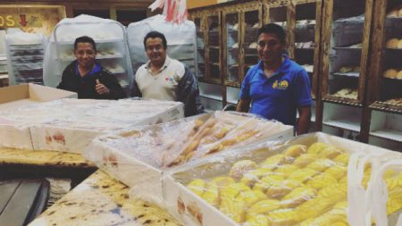 Padeiros latinos preparam milhares de pães para vítimas do furacão Harvey