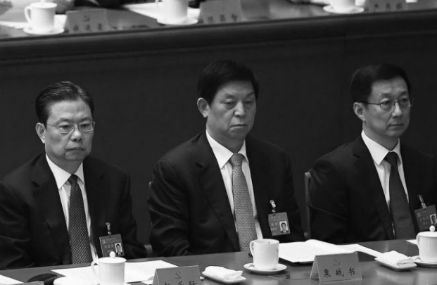 Han Zheng (esq.), Li Zhanshu (centro) e Zhao Leji (dir.) participam da sessão de encerramento do 19º Congresso Nacional realizada em 24 de outubro de 2017. Os três foram recém nomeados para o mais alto órgão de decisão do Partido Comunista Chinês, o Comitê Permanente do Politburo (Wang Zhao/AFP/Getty Images)