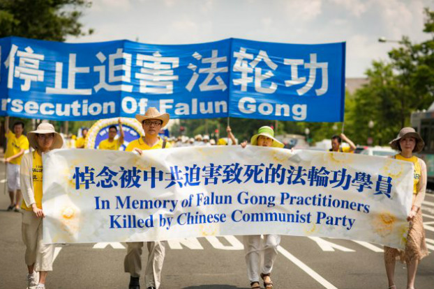 Centenas de praticantes do Falun Dafa fazem uma caminhada em Washington D.C. pedindo o fim da perseguição ao Falun Dafa na China (Benjamin Chasteen/Epoch Times)