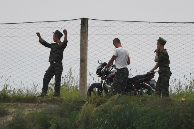 Soldados norte-coreanos às margens do rio Yalu, perto da cidade norte-coreana de Sinuiju, em frente à cidade fronteiriça chinesa de Dandong, na província de Liaoning, em 5 de setembro de 2017. Os desertores geralmente escapam pela China (Greg Baker/AFP/Getty Images)