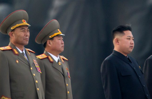 Ditador Kim Jong-un e líderes militares durante cerimônia em Pyongyang, na Coreia do Norte, em 16 de julho de 2012 (Ed Jones/AFP/GettyImages)