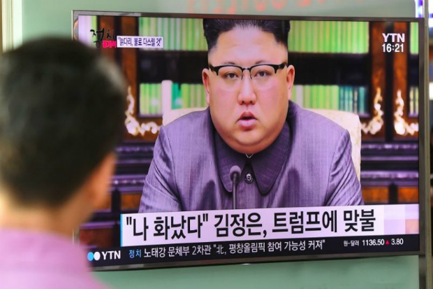 Homem observa imagem na televisão mostrando o líder norte-coreano Kim Jong-Un fazendo uma declaração em Pyongyang, em uma estação de trem em Seul em 22 de setembro de 2017 (Jung Yeon-Je/AFP/Getty Images)