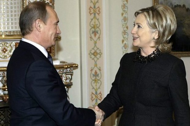 A então secretária de Estado americana Hillary Clinton aperta a mão do primeiro-ministro russo, Vladimir Putin, fora de Moscou, em Novo-Ogarevo, em 19 de março de 2010 (Alexey Nikolsky/AFP/Getty Images)