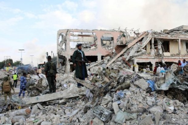 Forças somalis inspecionam a cena de uma das explosões, na Rua KM4, no distrito de Hodan, Mogadíscio, na Somália, 15 de outubro de 2017 (Reuters/Feisal Omar)