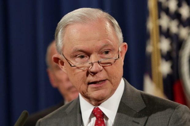 O procurador-geral dos Estados Unidos, Jeff Sessions, fala durante uma coletiva de imprensa no Departamento de Justiça, em Washington, 4 de agosto de 2017 (Reuters/Yuri Gripas)