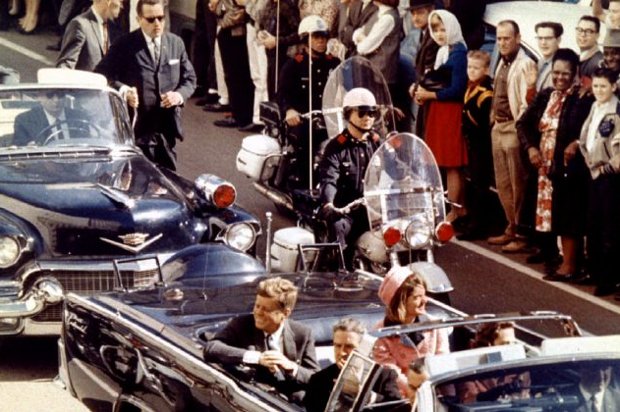 O então presidente dos Estados Unidos, John F. Kennedy, a primeira-dama Jaqueline Kennedy e o governador do Texas, John Connally, andam em uma limusine momentos antes de Kennedy ser assassinado, em Dallas, Texas, em 22 de novembro de 1963 (Walt Cisco/Dallas Morning News/Handout/Foto de arquivo via Reuters)