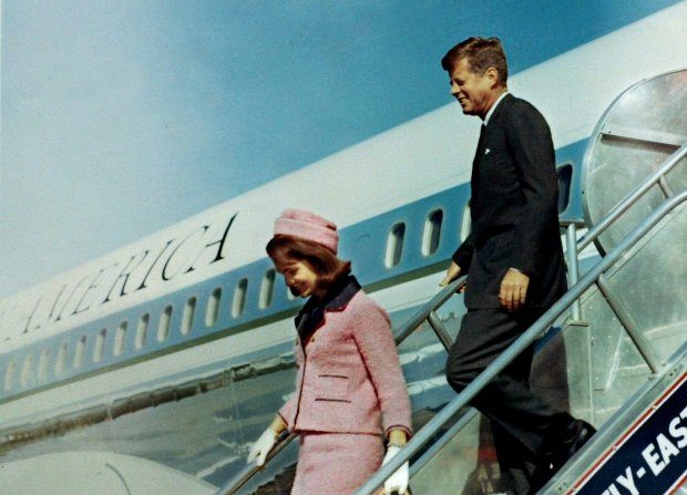 O então presidente dos Estados Unidos John F. Kennedy e a primeira dama Jacqueline Bouvier Kennedy chegam ao Campo Love em Dallas, Texas, menos de uma hora antes do assassinato, 22 de novembro de 1963 (Biblioteca e Museu Presidencial JFK/The White House/Cecil Stoughton/Foto de arquivo via Reuters)