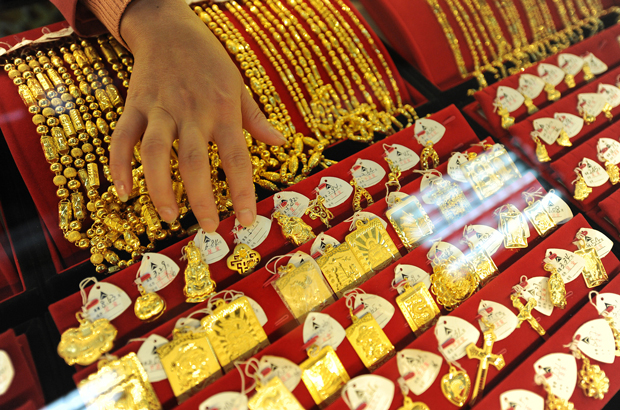 Joias de ouro numa joalheria na cidade de Hefei, província de Anhui, Leste da China, em 10 de novembro de 2009 (STR/AFP/Getty Images)