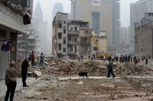 Trabalhadores derrubam um grupo de casas na vila de Yangji, na cidade de Guangzhou, Sul da China, em 21 de março de 2012 (STR/AFP/Getty Images)