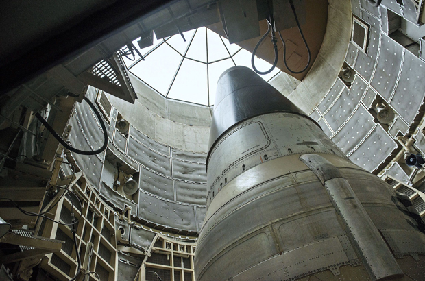 Um míssil balístico nuclear Titan II desativado é visto num silo no Titan Missile Museum em Green Valley, Arizona, em 12 de maio de 2015 (Brendan Smialowski/AFP/Getty Images)