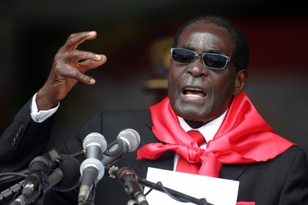 Robert Mugabe, o presidente do Zimbábue, durante a celebração de seus 90 anos em Marondera em 23 de fevereiro de 2014 (Jekesai Njikizana/AFP/Getty Images)