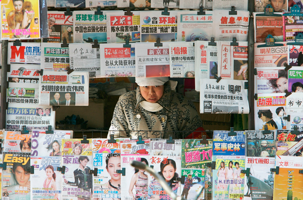 Uma banca de jornal em Pequim, China, em 10 de dezembro de 2004 (Guang Niu/Getty Images)
