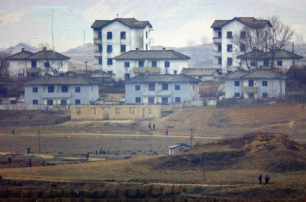 Agricultores norte-coreanos são vistos na aldeia de propaganda Gijungdong em 6 de abril de 2005 (Jung Yeon-je/AFP/Getty Images)