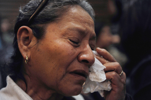 Uma mulher chora durante a apresentação do inquérito independente sobre o massacre de 72 imigrantes em San Fernando, Tamaulipas, em agosto de 2010 e o desaparecimento de residentes de Allende, Coahuila, em 2011, no Museu da Memória e Tolerância da Cidade do México em 9 de outubro de 2016 (Pedro Pardo/AFP/Getty Images)