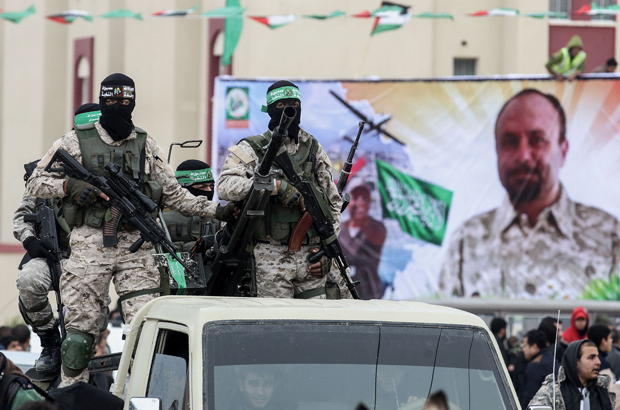 Membros das Brigadas Ezzedine al-Qassam, a ala militar do grupo terrorista islâmico palestino Hamas, participam de um memorial na Faixa de Gaza em 31 de janeiro (Said Khatib/AFP/Getty Images)