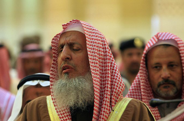 O grande mufti saudita, o sheik Abdul Aziz al-Sheikh (centro), lidera uma cerimônia num funeral em Riade, Arábia Saudita, em 6 de fevereiro de 2008 (Hassan Ammar/AFP/Getty Images)