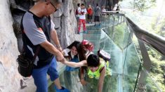 Ponte de vidro na China é projetada para rachar sob os pés dos turistas