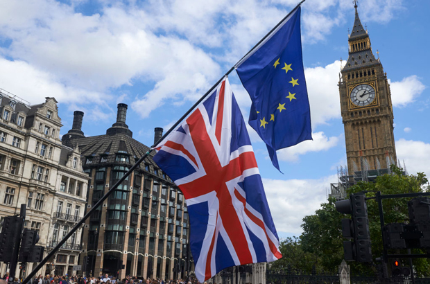 As bandeiras da Inglaterra e da União Europeia diante da Torre Elizabeth (Big Ben) durante uma manifestação pró-UE na Praça do Parlamento, em 9 de setembro de 2017 (Niklas Halle'n/AFP/Getty Images)