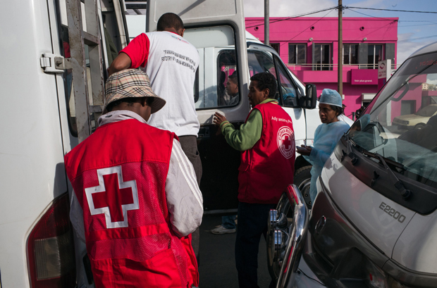 Médicos e enfermeiros do Ministério da Saúde e funcionários da Cruz Vermelha local trabalham num posto de saúde no distrito de Ampasapito, em Antananarivo, Madagascar, em 5 de outubro de 2017 (Rijasolo/AFP/Getty Images)