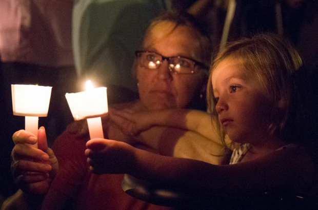 Uma vigília de velas em 5 de novembro de 2017, após o tiroteio na Primeira Igreja Batista em Sutherland Springs, no Texas. (Suzanne Cordeiro/AFP/Getty Images)