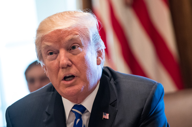 O presidente estadunidense Donald Trump fala com a mídia reunida no gabinete na Casa Branca em Washington, D.C., em 20 de novembro de 2017 (Kevin Dietsch/Getty Images)