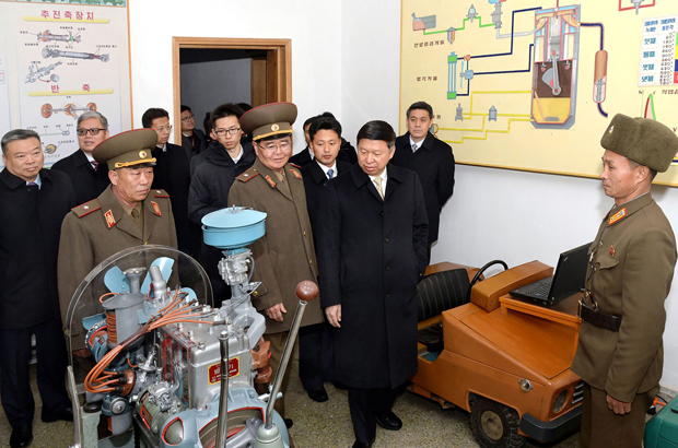 Esta foto não datada da Agência Central de Notícias da Coreia (ACNC) mostra Song Tao (centro), chefe do Departamento de Relações Internacionais da China, na Escola Revolucionária de Mangyongdae em Pyongyang, Coreia do Norte, em 21 de novembro de 2017 (KCNA via KNS/AFP/Getty Images)