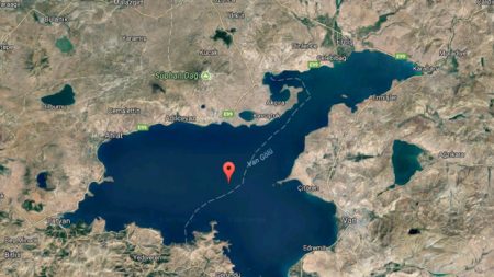 Castelo de 3 mil anos é encontrado no fundo de lago na Turquia