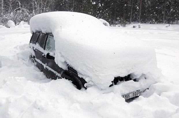 Peter Skylberg foi encontrado neste carro coberto de neve em 19 de dezembro de 2012 após passar dois meses trancado no seu interior. (MailOnline)