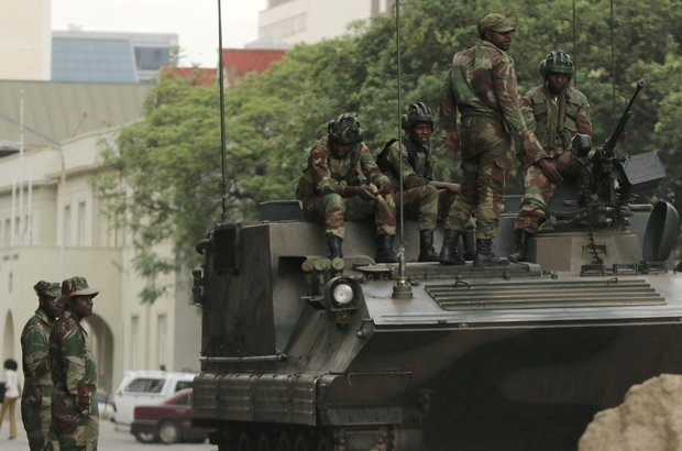 Soldados junto de um veículo blindado no centro de Harare, no Zimbabwe, em 16 de novembro de 2017 (Reuters/Philimon Bulawayo)