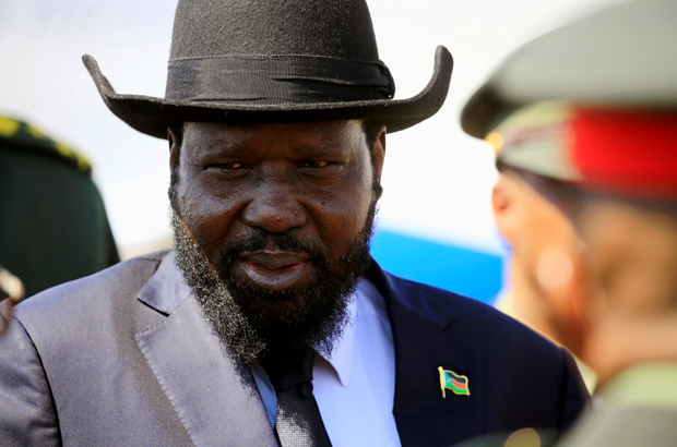 Salva Kiir Mayardit, o presidente do Sudão do Sudão, após sua chegada ao aeroporto de Cartum, no Sudão, em 1º de novembro de 2017 (Mohamed Nureldin Abdallah/Reuters)