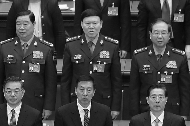 O general Zhang Yang (centro), ex-membro do Comitê Militar Central, com outros quadros do Partido Comunista Chinês numa reunião durante o 12º Congresso Popular Nacional no Grande Salão do Povo em Pequim, China, em 15 de março de 2017 (Lintao Zhang/Getty Images)
