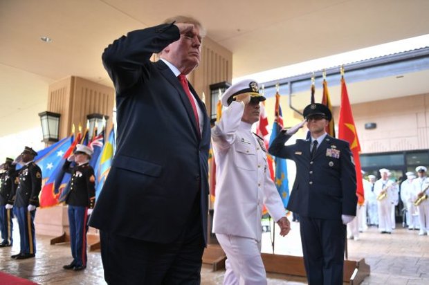 O presidente Donald Trump chega ao Comando do Pacífico dos EUA em Aiea, no Hawaii, em 3 de novembro de 2017 (Jim Watson/AFP/Getty Images)