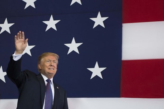 O presidente dos Estados Unidos, Donald Trump, acena ao chegar para se encontrar com militares americanos na Base Aérea de Yokota, em Tóquio, em 5 de novembro de 2017 (Jim Watson/AFP/Getty Images)