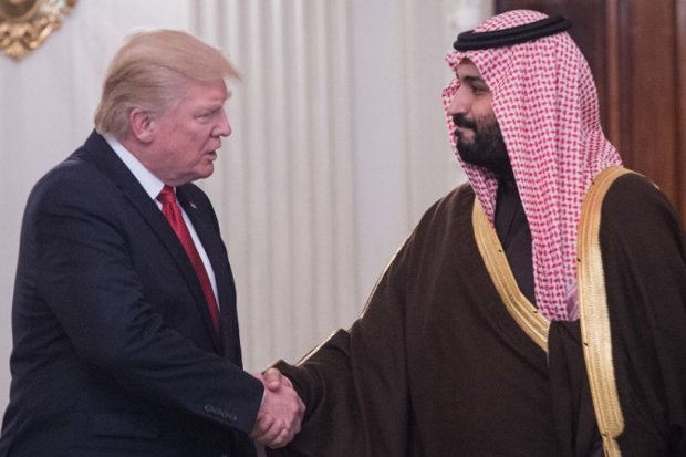 O presidente dos EUA, Donald Trump, e o representante saudita, o príncipe herdeiro e ministro da Defesa, Mohammed bin Salman, apertam as mãos na Sala de Jantar do Estado, antes do almoço na Casa Branca em Washington, DC, em 14 de março de 2017 (Nicholas Kamm/AFP/Getty Images)