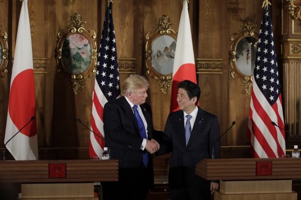 O presidente Donald Trump aperta a mão do primeiro-ministro japonês Shinzo Abe durante uma coletiva de imprensa no Palácio Akasaka, em Tóquio, em 6 de novembro de 2017 (Kiyoshi Ota/AFP/Getty Images)