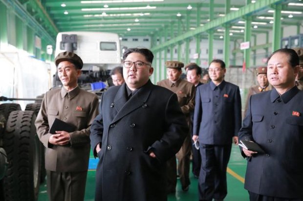 Esta imagem não datada divulgada pela Agência Coreana de Notícias da Coreia do Norte (KCNA) em 4 de novembro de 2017 mostra o líder norte-coreano Kim Jong-Un visitando uma fábrica em 16 de março em lugar não revelado. Sanções sem precedentes paralisaram a economia norte-coreana e poderiam se intensificar, afirmou um alto funcionário da Casa Branca (STR/AFP/Getty Images)