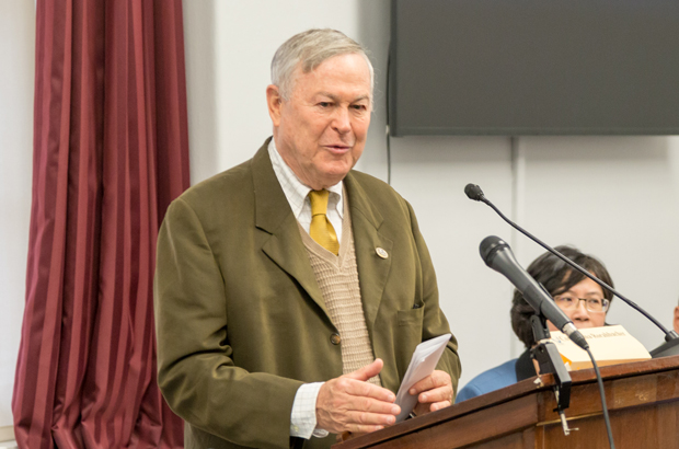 O congressista estadunidense Dana Rohrabacher fala num fórum sobre os abusos de direitos humanos na China que ocorreu no edifício Cannon no Capitólio em Washington, D.C., em 20 de dezembro de 2017 (Paul Huang/The Epoch Times)