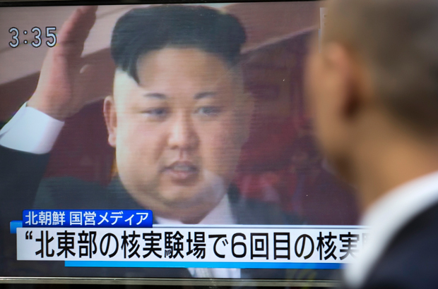 Um pedestre assiste a um noticiário em Tóquio, Japão, sobre o líder norte-coreano Kim Jong-un em 3 de setembro de 2017 (Tomohiro Ohsumi/Getty Images)