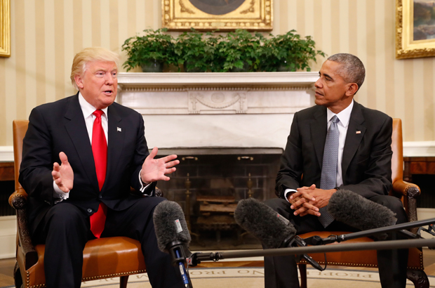 O presidente eleito estadunidense Donald Trump (esq.) encontra-se com o presidente Barack Obama no Salão Oval da Casa Branca em 10 de novembro de 2016 (Pablo Martinez Monsivais/AP)