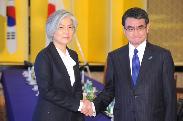 A ministra das relações exteriores da Coreia do Sul, Kang Kyung-wha (esq.), cumprimenta seu homólogo japonês Taro Kono numa reunião no Ministério das Relações Exteriores em Tóquio, Japão, em 19 de dezembro de 2017 (David Mareuil/AFP/Getty Images)