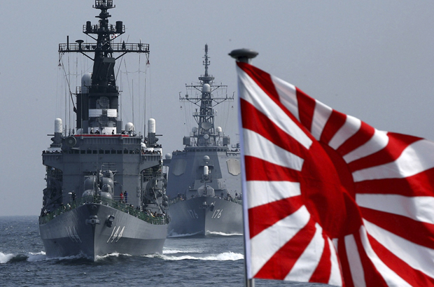 Navios da Força Japonesa de Autodefesa Marítima navegam em formação durante exercícios navais na orla da Baia de Sagami, Japão, em 22 de outubro de 2006 (Koichi Kamoshida/Getty Images)