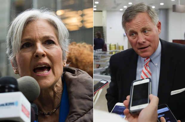 (esq.) A candidata presidencial do Partido Verde, Jill Stein, fala numa coletiva de imprensa em frente da Trump Tower enquanto discute seus esforços de recontagem dos votos das eleições presidenciais; em Nova York, em 5 de dezembro de 2016 (Don Emmert/AFP/Getty Images); (dir.) O presidente do Comitê de Inteligência do Senado, Richard Burr (R-N.C.), em Washington, D.C., em 26 de setembro de 2017 (Mark Wilson/Getty Images)