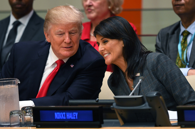 O presidente estadunidense Donald Trump e a embaixadora americana na ONU, Nikki Haley, durante uma reunião sobre a reforma das Nações Unidas na sede da organização em Nova York em 18 de setembro de 2017 (Timothy A. Clary/AFP/Getty Images)