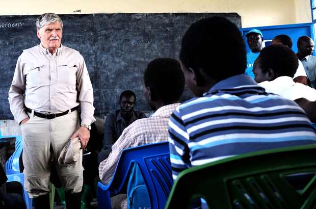 O tenente-general canadense aposentado Roméo Dallaire, fundador da Iniciativa das Crianças-Soldados, fala com ex-crianças-soldados em Pibor, Sudão do Sul, em 2015 (Josh Boyter)