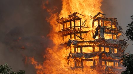 Grande incêndio destrói ‘maior pagode de madeira da Ásia’