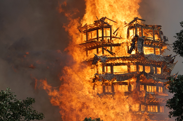 O fogo envolve e consome um pagode de madeira de 16 andares, chamado Torre Lingguan, na cidade de Jiulong em Deyang, na província de Sichuan, China, em 10 de dezembro de 2017 (VCG via Getty Images)