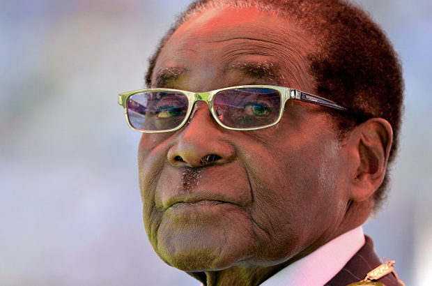 O ex-presidente zimbabuense Robert Mugabe, cujo governo de 37 anos foi marcado por acusações de abusos dos direitos humanos, fraude eleitoral e incompetência econômica, numa foto de 2013 (Alexander Joe/AFP/Getty Images)