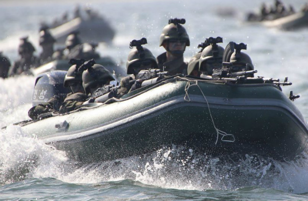 Foto sem data publicada pela Agência Central de Notícias da Coreia (KCNA) mostra soldados das forças de operações especiais do exército coreano em treinamento de ataque em local não revelado (STR/AFP/Getty Images)